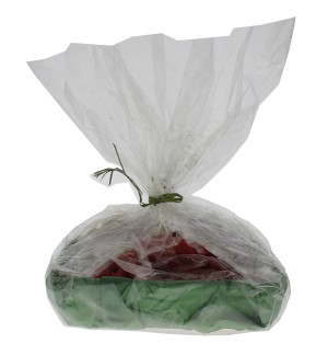Mise en cadeau dans une corbeille sous film cristal avec bolduc