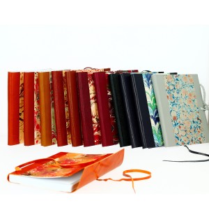Carnet relié en cuir et Papier Marbré A6 - Dos Vert Sapin avec lanières