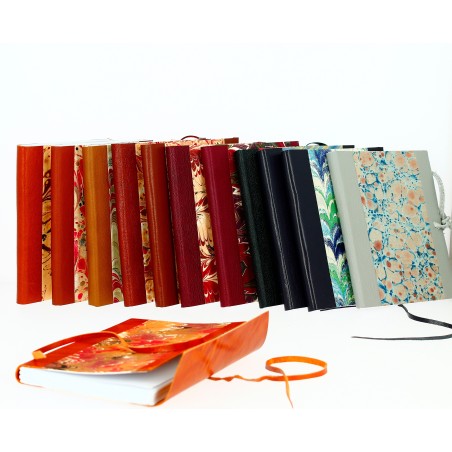 Carnet relié en cuir et Papier Marbré A6 - Dos Vert Sapin avec lanières
