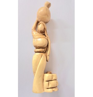 Samaritaine sculptée en bois d’olivier de Palestine